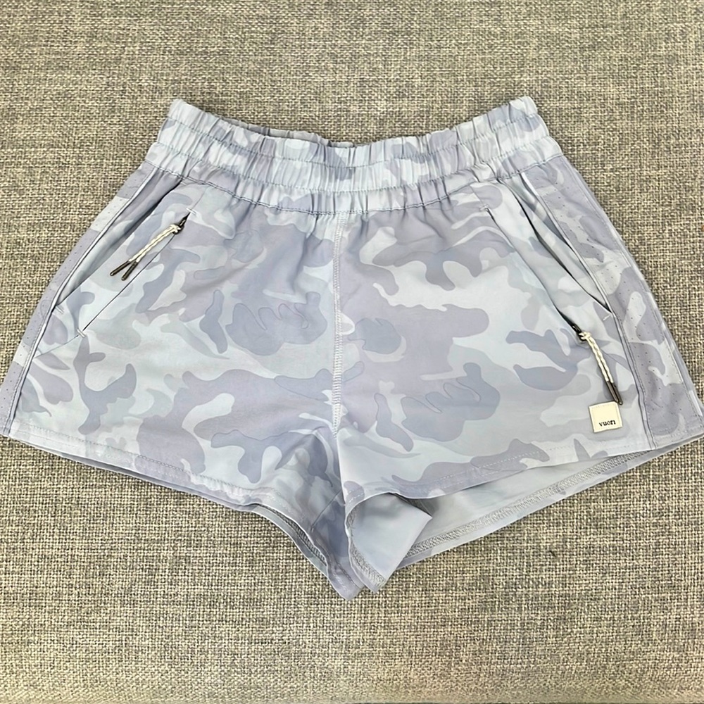 Vuori Dash Short in Grey Camo